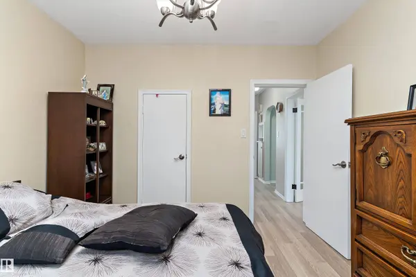 11911 70 ST NW, Edmonton, AB T5B 1V1