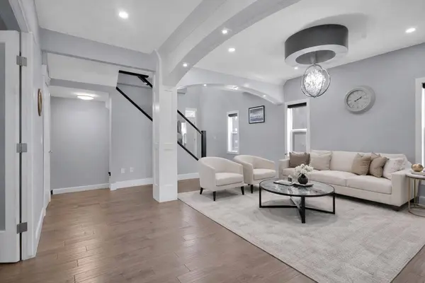 302 Kinniburgh Rd, Chestermere, AB T1X0Y6