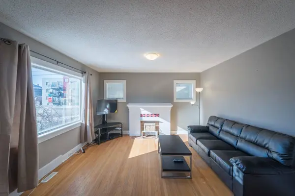 206 15 AVE NE, Calgary, AB T2E 1G9