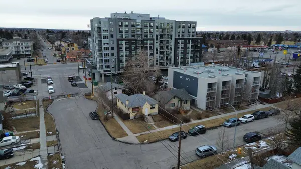 206 15 AVE NE, Calgary, AB T2E 1G9