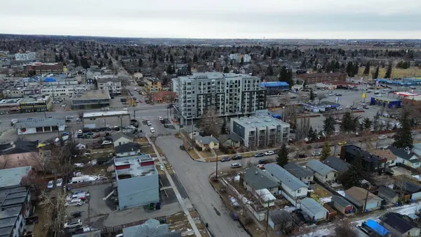 206 15 AVE NE, Calgary, AB T2E 1G9