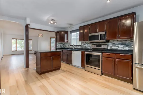 18739 72 AV NW, Edmonton, AB T5T 5E7