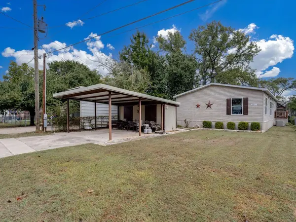 3417 Hawaiian CT, Granbury, TX 76048