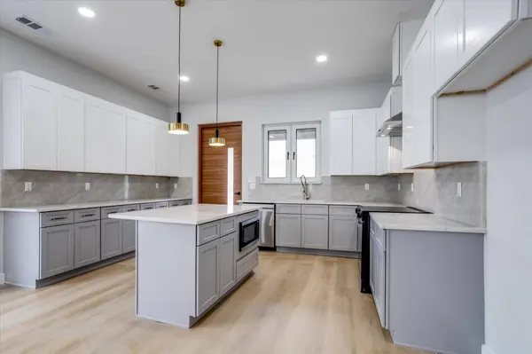 816 Premier Pkwy, Grand Prairie, TX 75051