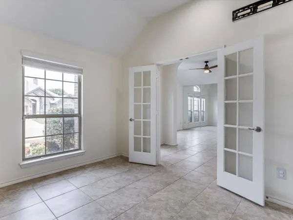 5 Duskview LN, Edgecliff Village, TX 76134
