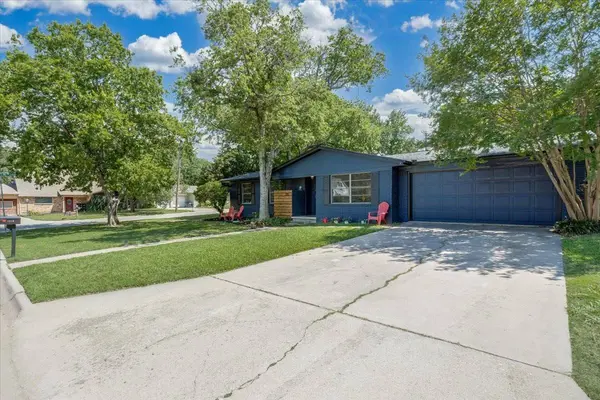 1210 Edinburg LN, Denton, TX 76209