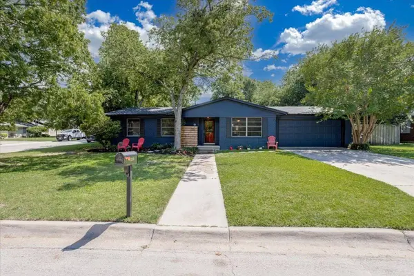 1210 Edinburg LN, Denton, TX 76209