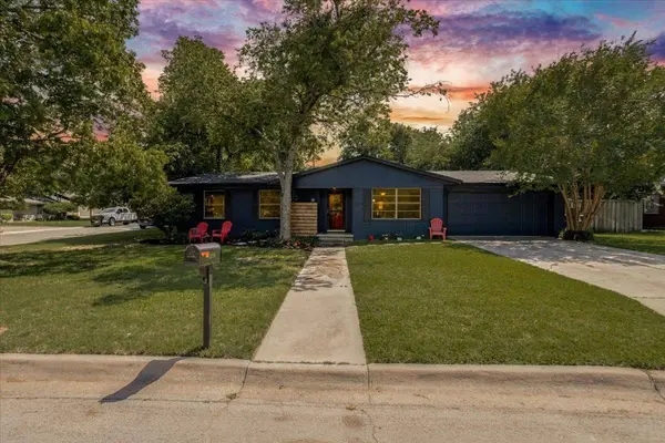 1210 Edinburg LN, Denton, TX 76209