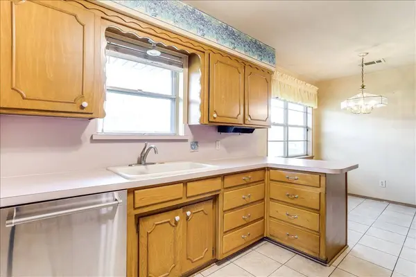 1706 Stagecoach DR, Pantego, TX 76013