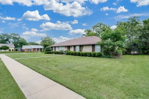 1706 Stagecoach DR, Pantego, TX 76013