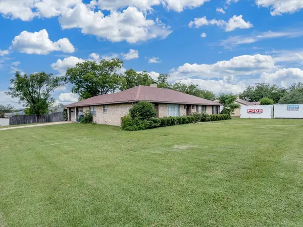 1706 Stagecoach DR, Pantego, TX 76013