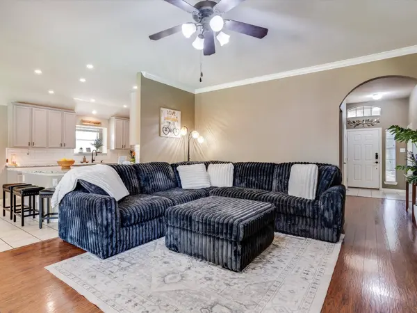 660 Chestnut LN, Saginaw, TX 76179
