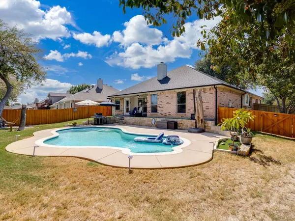 660 Chestnut LN, Saginaw, TX 76179