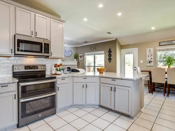 660 Chestnut LN, Saginaw, TX 76179