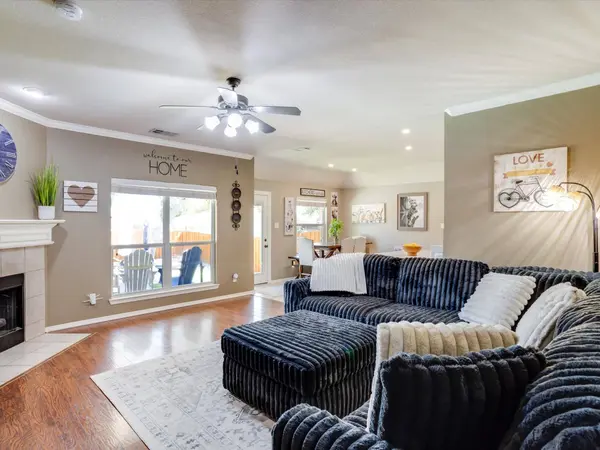 660 Chestnut LN, Saginaw, TX 76179