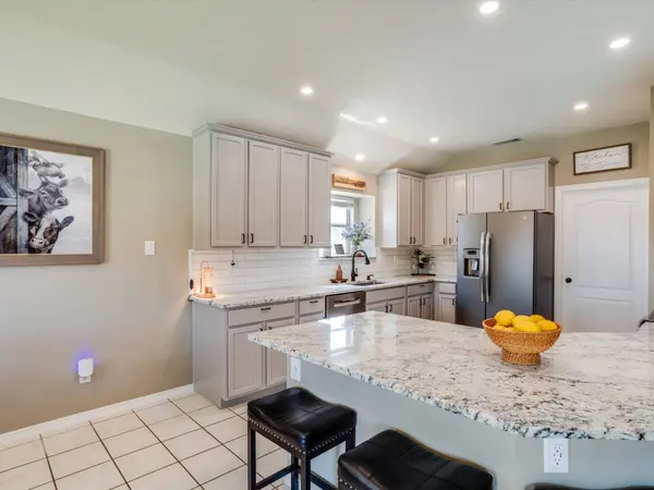 660 Chestnut LN, Saginaw, TX 76179
