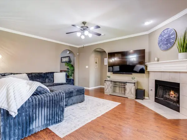 660 Chestnut LN, Saginaw, TX 76179