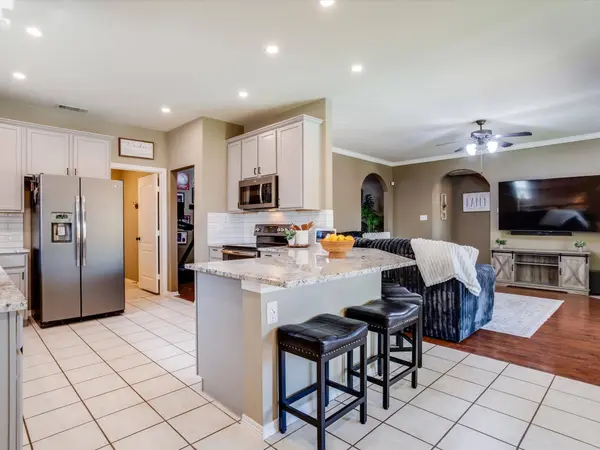 660 Chestnut LN, Saginaw, TX 76179