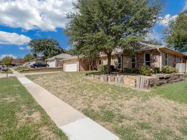 904 Forest Trail CT, Euless, TX 76039