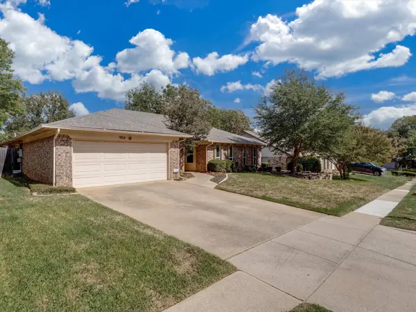 904 Forest Trail CT, Euless, TX 76039