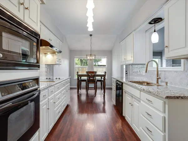 904 Forest Trail CT, Euless, TX 76039