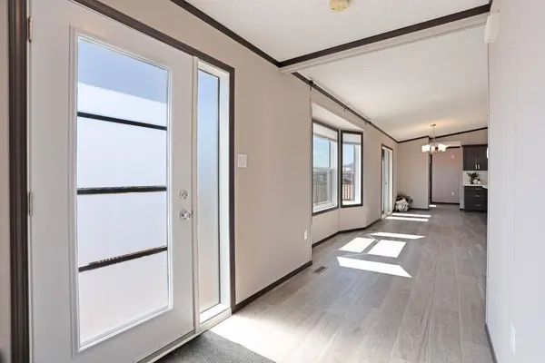 3 Meadowplace MNR E, Brooks, AB T1R0W9