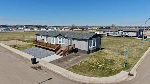 3 Meadowplace MNR E, Brooks, AB T1R0W9