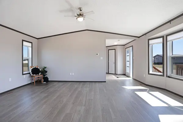 3 Meadowplace MNR E, Brooks, AB T1R0W9