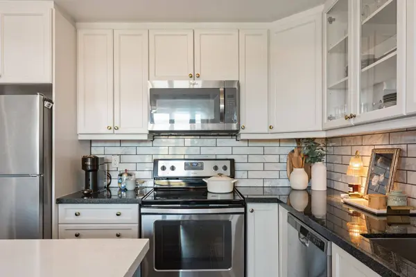 145 Long Branch AVE #6, Toronto W06, ON M8W 0A9