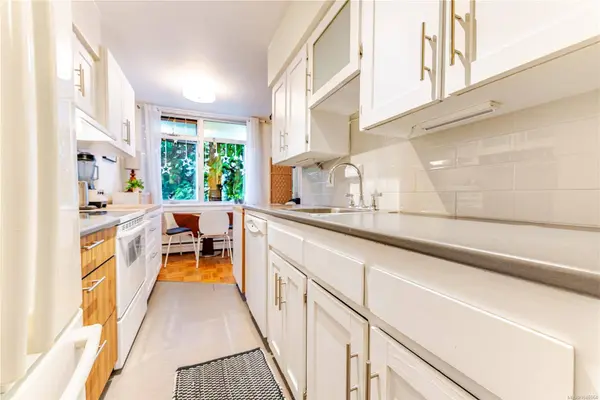 250 Douglas St ##101, Victoria, BC V8V 2P4