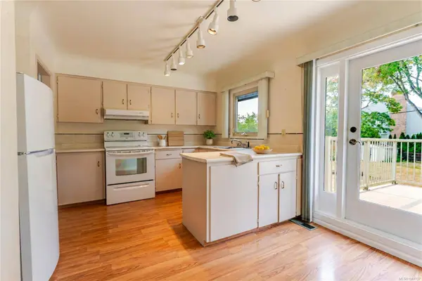 3278 Henderson Rd, Oak Bay, BC V8P 5A6