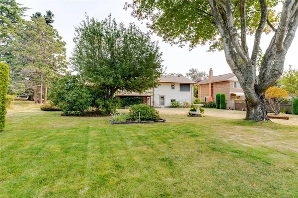 3278 Henderson Rd, Oak Bay, BC V8P 5A6