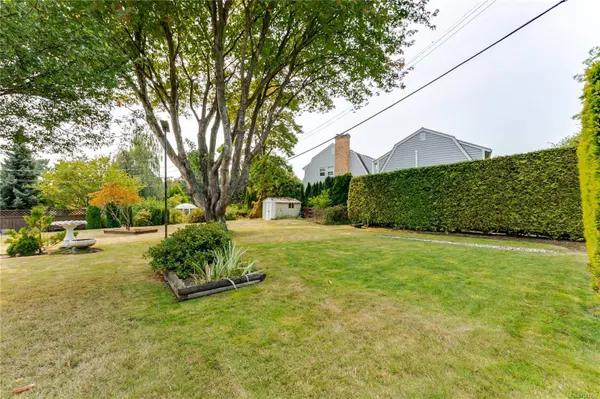 3278 Henderson Rd, Oak Bay, BC V8P 5A6