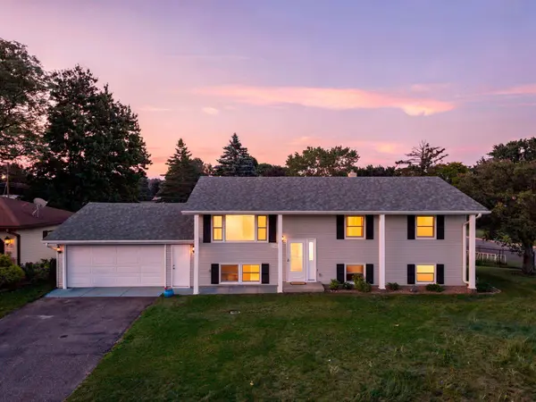 2162 Maple LN E, Saint Paul, MN 55109
