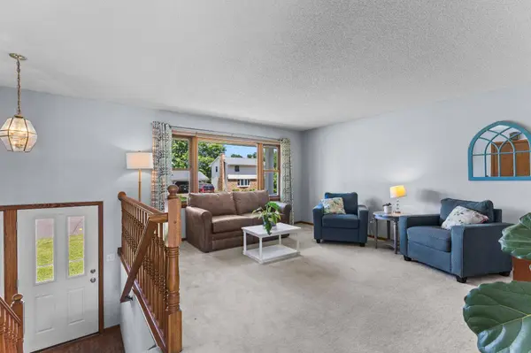 2162 Maple LN E, Saint Paul, MN 55109