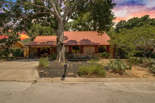 2105 Emerson LN, Denton, TX 76209