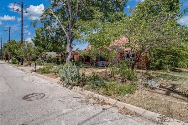 2105 Emerson LN, Denton, TX 76209