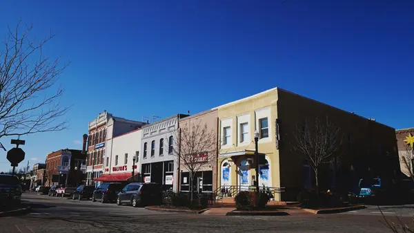 feature image of Small-Town Charm in Crawfordsville and Horseshoe Lake, Arkansas