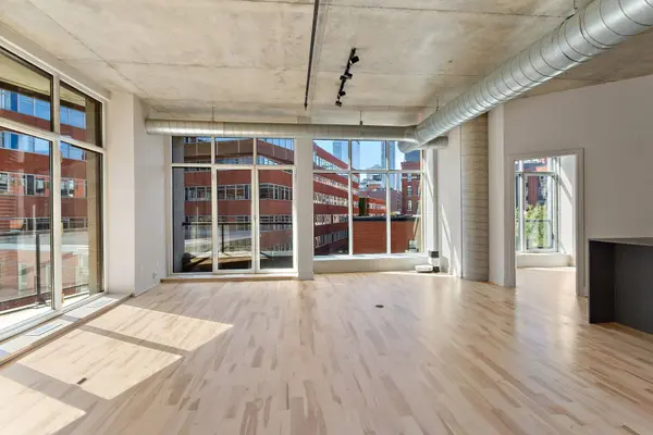 555 Rue de la Commune O. #410, Montréal (ville-marie), QC H3C5X5