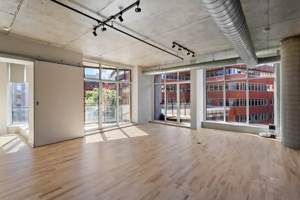 555 Rue de la Commune O. #410, Montréal (ville-marie), QC H3C5X5