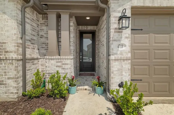 4718 Firewheel CT, Aubrey, TX 76227