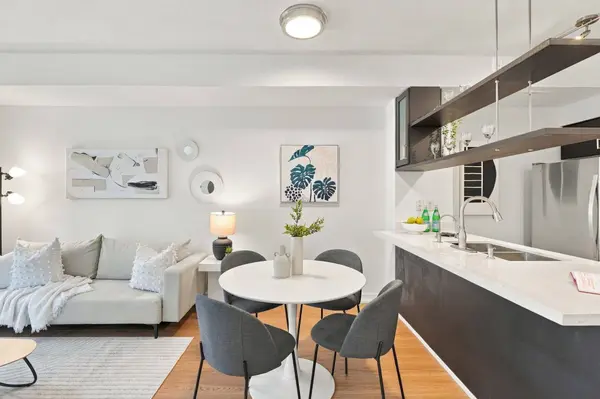 9 Spadina AVE #301, Toronto C01, ON M5V 3V5