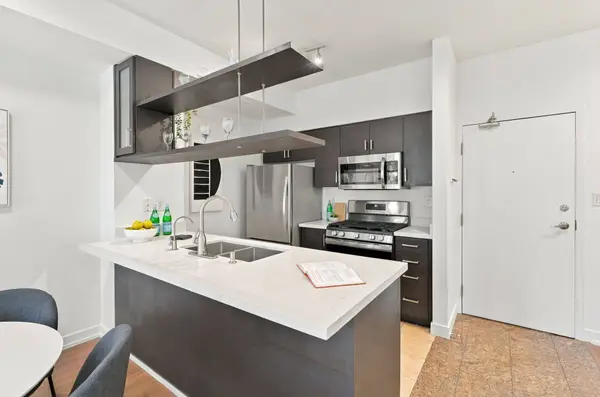9 Spadina AVE #301, Toronto C01, ON M5V 3V5
