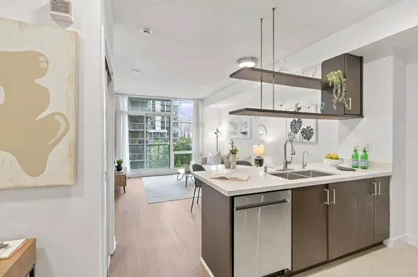 9 Spadina AVE #301, Toronto C01, ON M5V 3V5