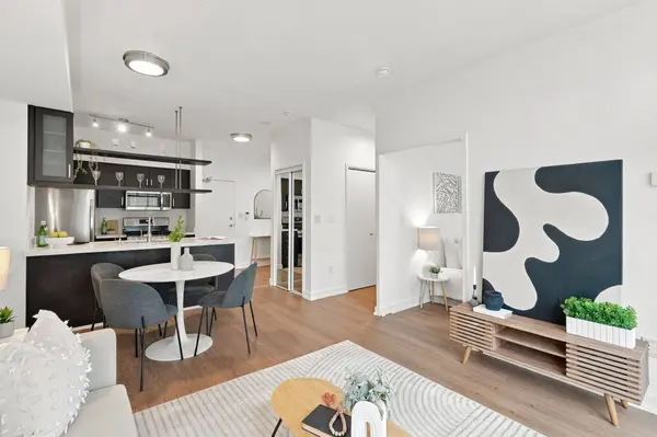 9 Spadina AVE #301, Toronto C01, ON M5V 3V5