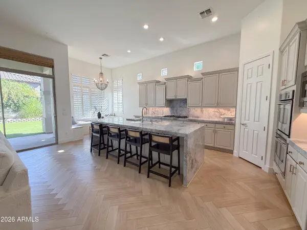 3818 E CREST Lane, Phoenix, AZ 85050