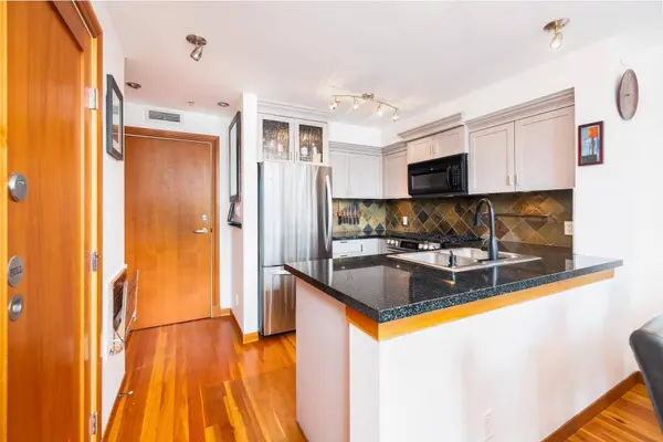 10 Renaissance SQ #519, New Westminster, BC V3M 7B1