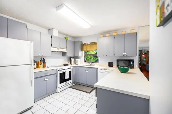 7064 133b ST #201, Surrey, BC V3W 8A4