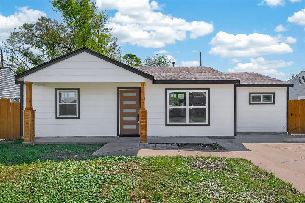 3209 McCrarey Dr, Houston, TX 77088-3031