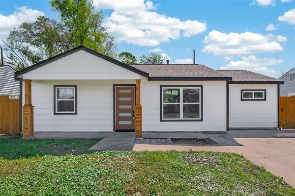 3209 McCrarey Dr, Houston, TX 77088-3031